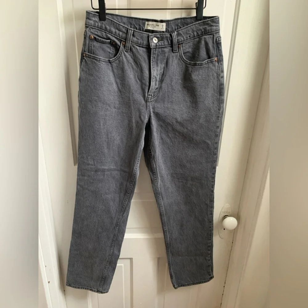 Abercrombie & Fitch 90’s Straight Mid Rise Curve Love Gray Jeans Size 28